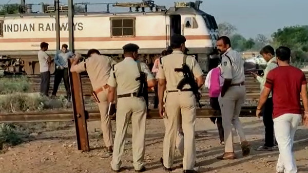 सिकरौदा रेलवे स्टेशन पर मालगाड़ी को रोका गया सिकरौदा रेलवे स्टेशन पर मालगाड़ी को रोका गया