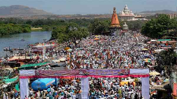 संत तुकाराम की पालकी यात्रा में जुटती है भारी भीड़