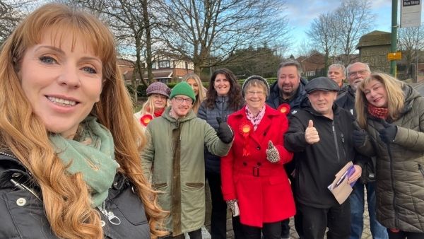 फिल्म ‘बेसिक इंस्टिक्ट’ से तुलना