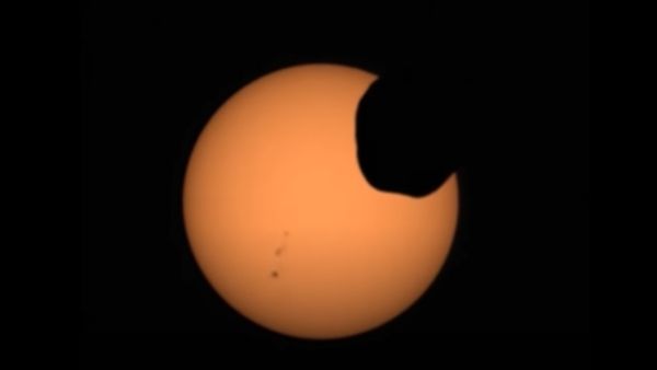 मंगल ग्रह से कैसा दिखता है ग्रहण?