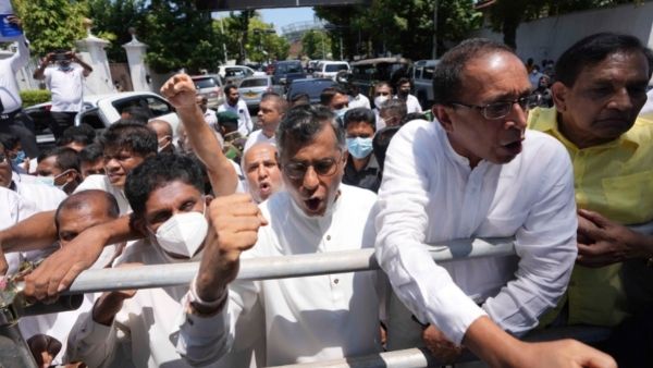 सरकार ने क्यों लगाया आपातकाल?