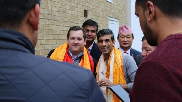 गीता पर हाथ रखकर शपथ 