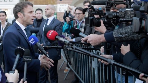 मैक्रों को बहुमत मिलने का अनुमान