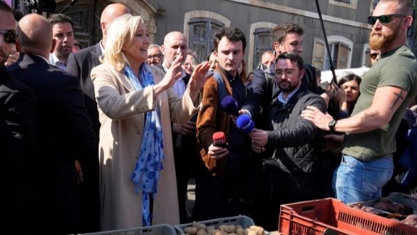 मैक्रों के खिलाफ माहौल