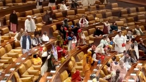 युद्ध में बदला पंजाब विधानसभा