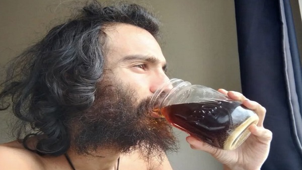 लंदन का यह शख्स पीता है अपना पेशाब