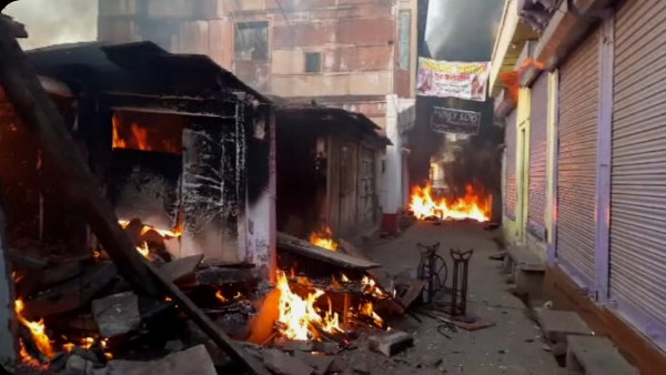 36 दुकानों को लगाई आग