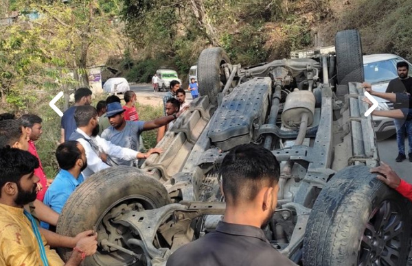 गंगा के पास दो बार पलटी खाई कार