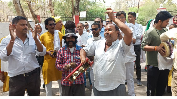 बुंदेली गीत गाकर किया जा रहा है विरोध प्रदर्शन बुंदेली गीत गाकर किया जा रहा है विरोध प्रदर्शन