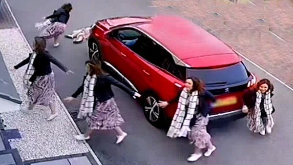 'शराब के नशे में सोफे के पीछे जा गिरी महिला'