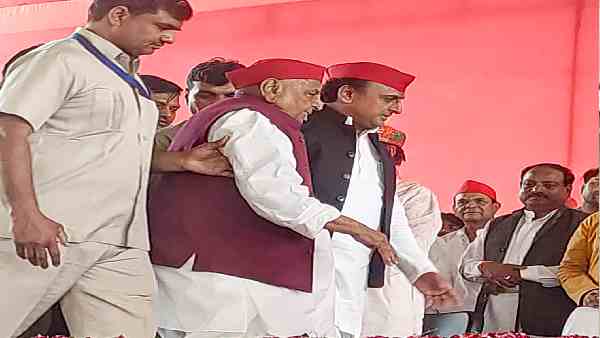 डैमेज कंट्रोल के बजाय मुसीबतें तो नहीं बढ़ा रहे अखिलेश ?