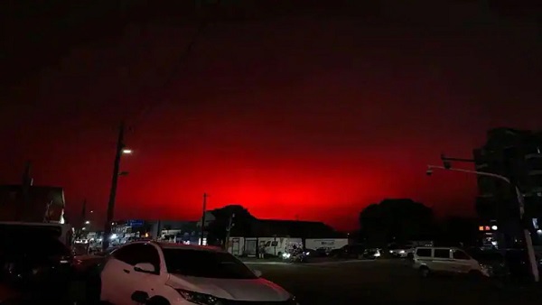 खूनी हुआ चीन का आसमान खूनी हुआ चीन का आसमान