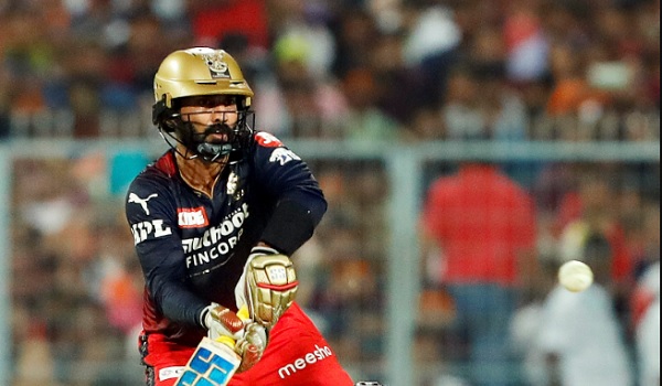 दिनेश कार्तिक भी उम्र को मात देकर निखर रहे हैं