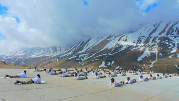 कुछ दिन पहले बर्फ में किया था योगाभ्यास