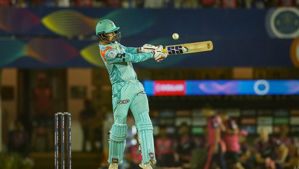 कैच लेने के प्रयास में लगी चोट