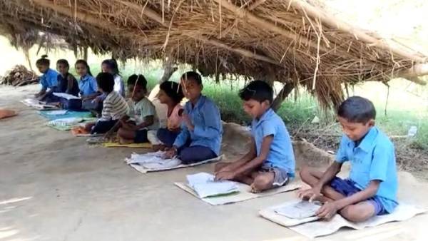 झोपड़ी के अंदर चल रहा है सरकारी स्कूल