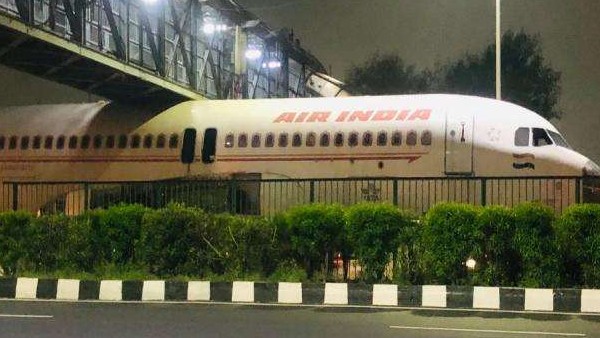 जब ब्रिज से नीचे फंसा प्लेन