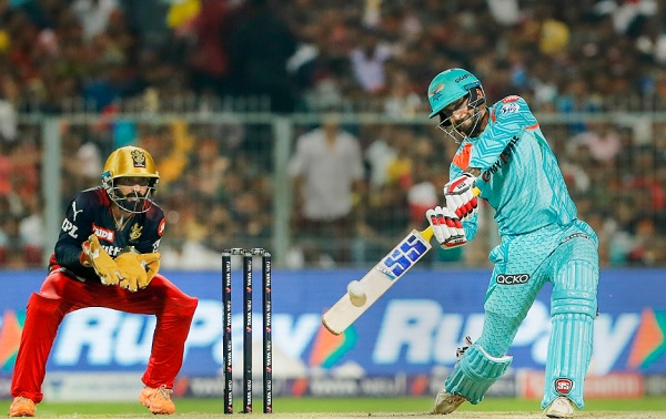 पुलिस कर्मियों की एक पंक्ति के ऊपर गिरा छक्का