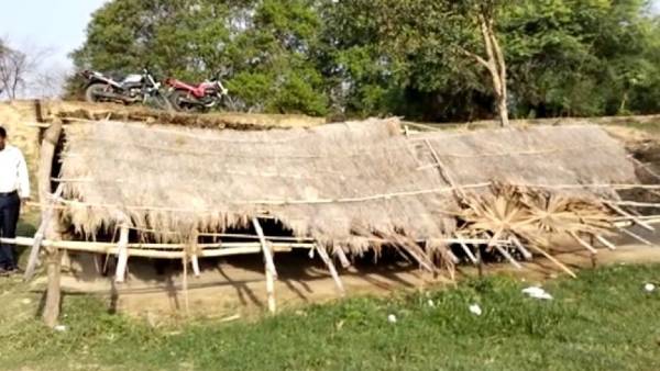 शौचालय के लिए खेत में जाते हैं बच्चे