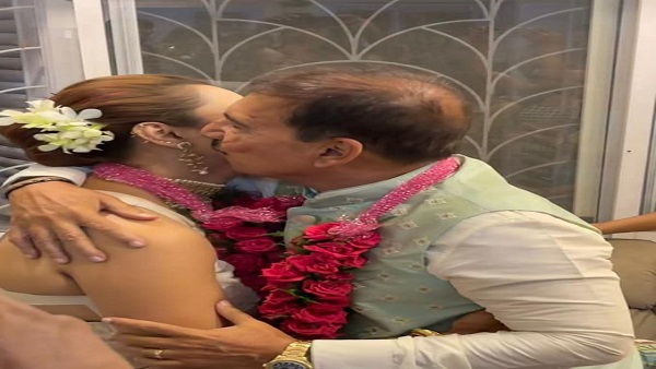 शादी के बाद कपल ने किया किस शादी के बाद कपल ने किया किस