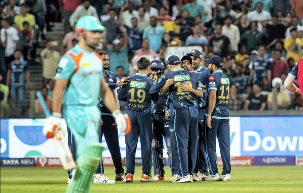 खिलाड़ी गंभीर मूड में सुनते रहे