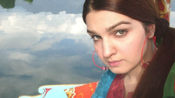 सेमी न्यूड पेंटिंग कलाकार हैं मुशाल सेमी न्यूड पेंटिंग कलाकार हैं मुशाल