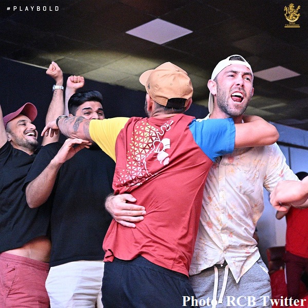 ये महफिल देख कौन कहेगा यह किसी और की जीत का जश्न है ये महफिल देख कौन कहेगा यह किसी और की जीत का जश्न है