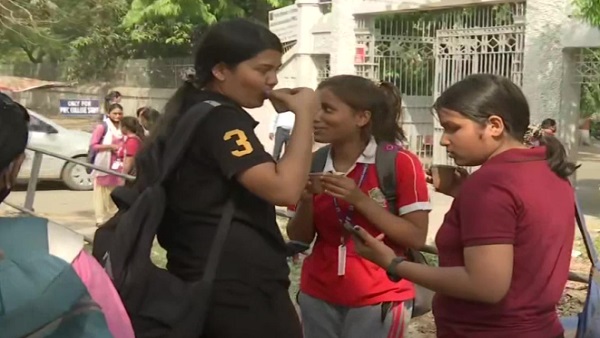 चाय की दुकान का साइन बोर्ड पर लिखा है- 'आत्मनिर्भर भारत की दिशा में पहल...'