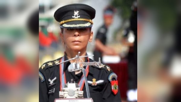 अमेरिका की नौकरी छोड़ सेना में हुईं भर्ती अमेरिका की नौकरी छोड़ सेना में हुईं भर्ती