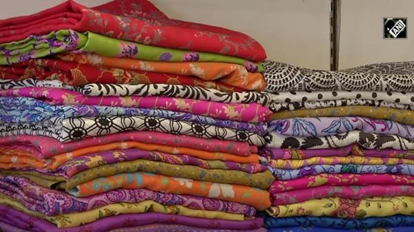 रंगीन रेशम के उत्पादन में मदद 