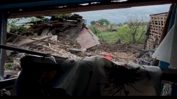 जले लकड़ी के खंभे और मिट्टी के ढेर रह गए