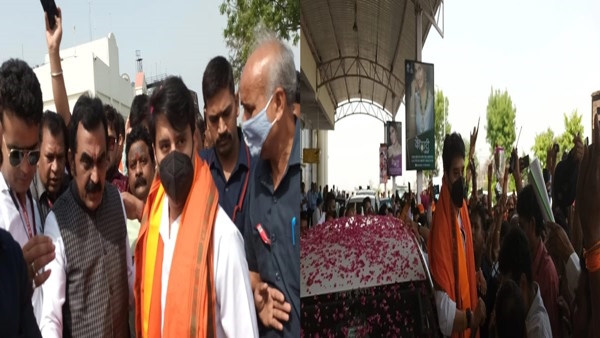एयरपोर्ट पर सिंधिया का हुआ जोरदार स्वागत 