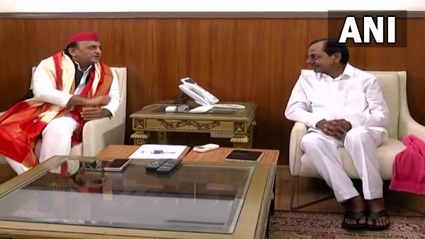 Akhilesh Yadav reaches the residence of Telangana CM K Chandrashekar Rao in Delhi to meet him Akhilesh Yadav reaches the residence of Telangana CM K Chandrashekar Rao in Delhi to meet him