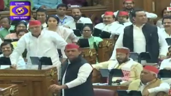 अखिलेश बोले- तुमने अपने पिता जी के पैसे से राशन बांटा है क्या ?