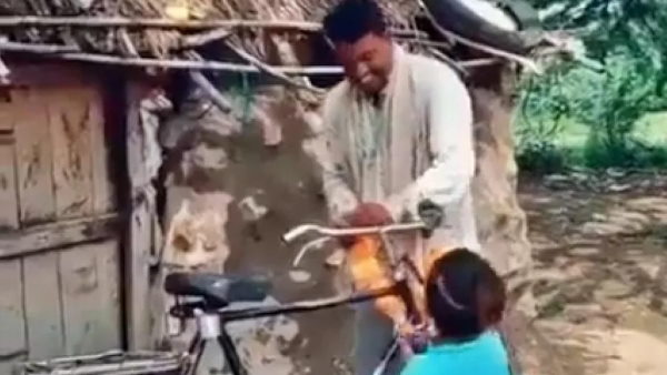 पुरानी साइकिल खरीद लाया शख्स