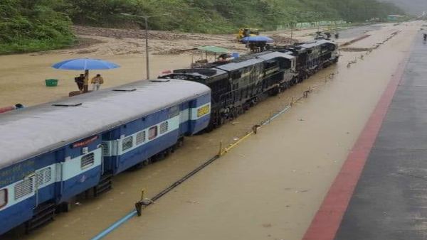 ट्रेन हुई डीरेल