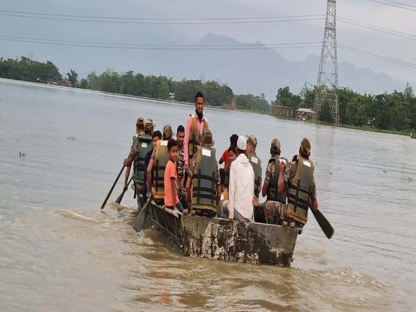 रेल और सड़क संपर्क टूट गया 