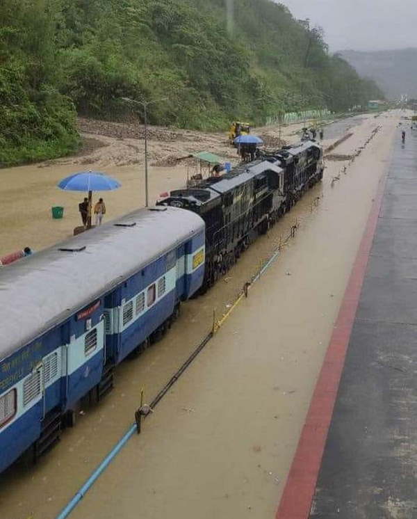 भारी बारिश से रेलवे ट्रैक डूब गया