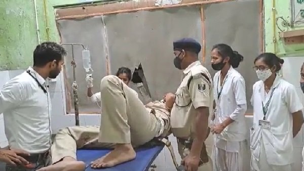 पुलिस की टीम पर भी हुआ हमला पुलिस की टीम पर भी हुआ हमला