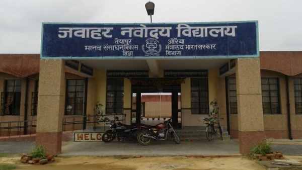 लड़कियों की हरकतों से परेशान है सात क्लास के छात्र