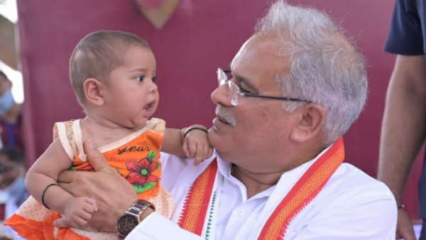 बच्ची को किया दुलार 