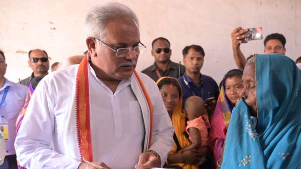 महिला का बनवाया तत्काल राशन कार्ड, सीएमओ को किया निलंबित 