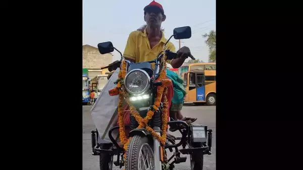 पाई-पाई जोड़कर 90 हजार रुपए कैश देकर खरीदी मोपेड