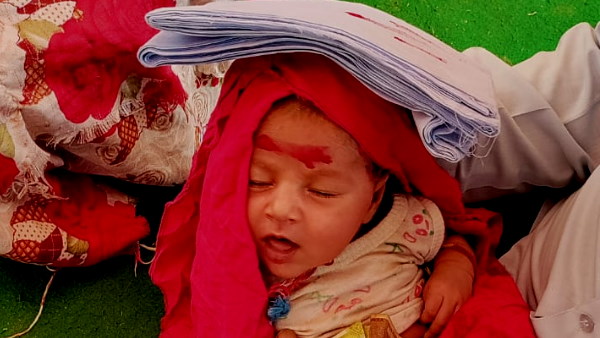 बाइक पर पलट गया था ट्रक बाइक पर पलट गया था ट्रक