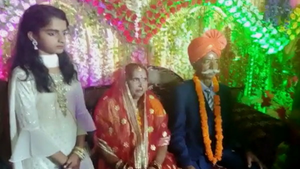 दूल्हे रामकुमार सिंह को मिली बुलेट बाइक दूल्हे रामकुमार सिंह को मिली बुलेट बाइक