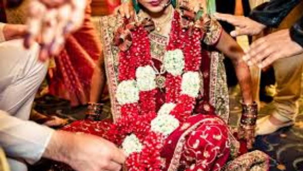 फिल्मी स्टाइल में प्रेमी ने दुल्हन की मांग में भरा सिंदूर फिल्मी स्टाइल में प्रेमी ने दुल्हन की मांग में भरा सिंदूर