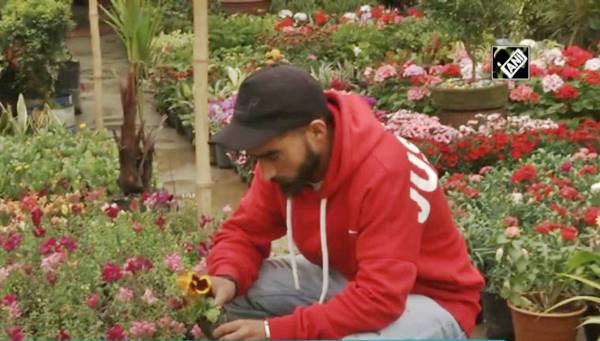 सोशल मीडिया से जुड़ रहे युवा