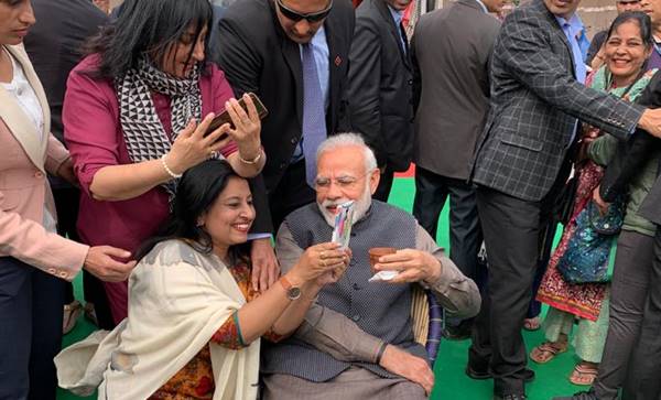 हुनर हाट में पीएम मोदी ने चाय का आनंद लिया