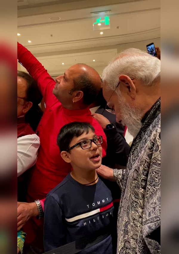 बच्चे ने गाया, मोदी ने चुटकियां बजाईं बच्चे ने गाया, मोदी ने चुटकियां बजाईं