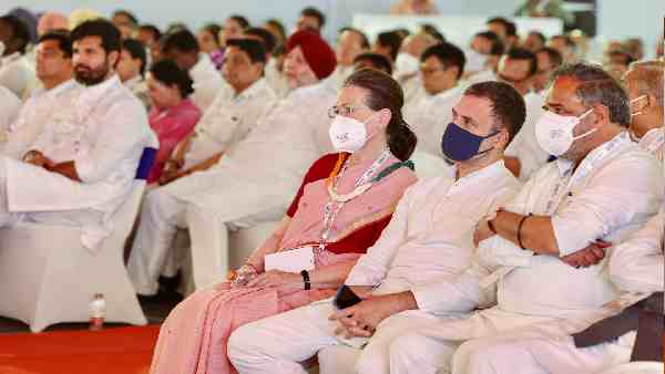 सोनिया ने 2024 तक के लिए किसी तरह टाला फैसला